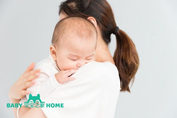 摄图网_500962235_母婴妈妈抱着宝宝睡觉（企业商用）.jpg