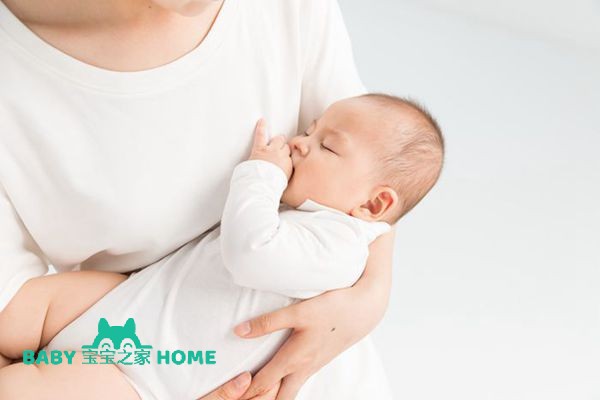 摄图网_500962224_母婴妈妈抱着宝宝睡觉（企业商用）.jpg