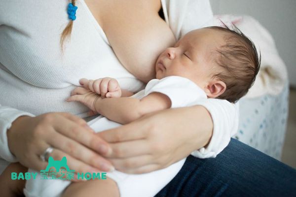 摄图网_304160330_可爱婴儿在吃奶后睡觉的照片（企业商用）.jpg