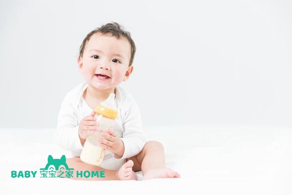 摄图网_501210374_婴儿抱奶瓶（企业商用）.jpg