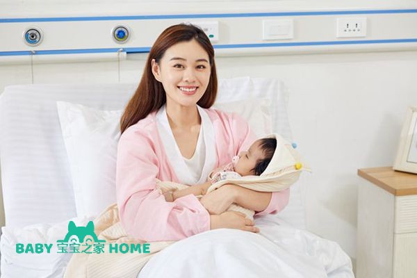 摄图网_501700345_医院病床上妈妈抱着宝宝（企业商用）.jpg