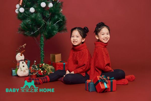 摄图网_501801170_双胞胎小女孩过圣诞节（企业商用）.jpg